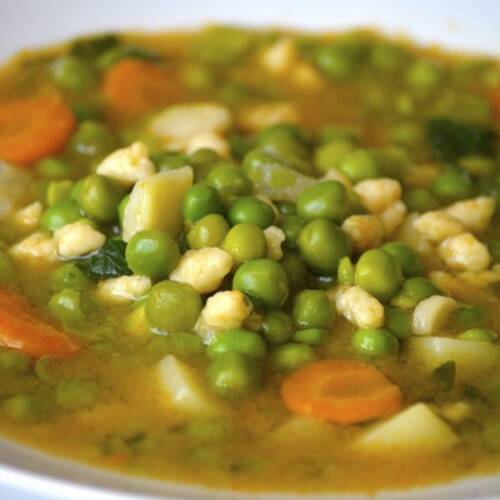 Hungarian green pea soup with pinch noodles